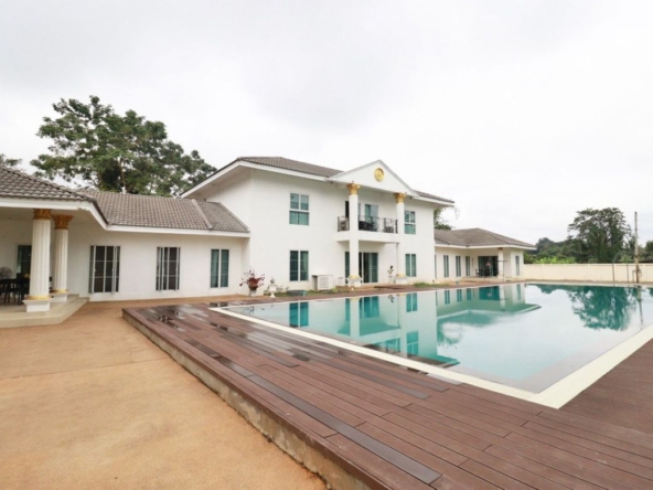 Big Luxury House With 6 Bedrooms and Over 4 Rai of Land in Dond Keow