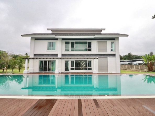 Big Luxury House With 6 Bedrooms and Over 4 Rai of Land in Dond Keow