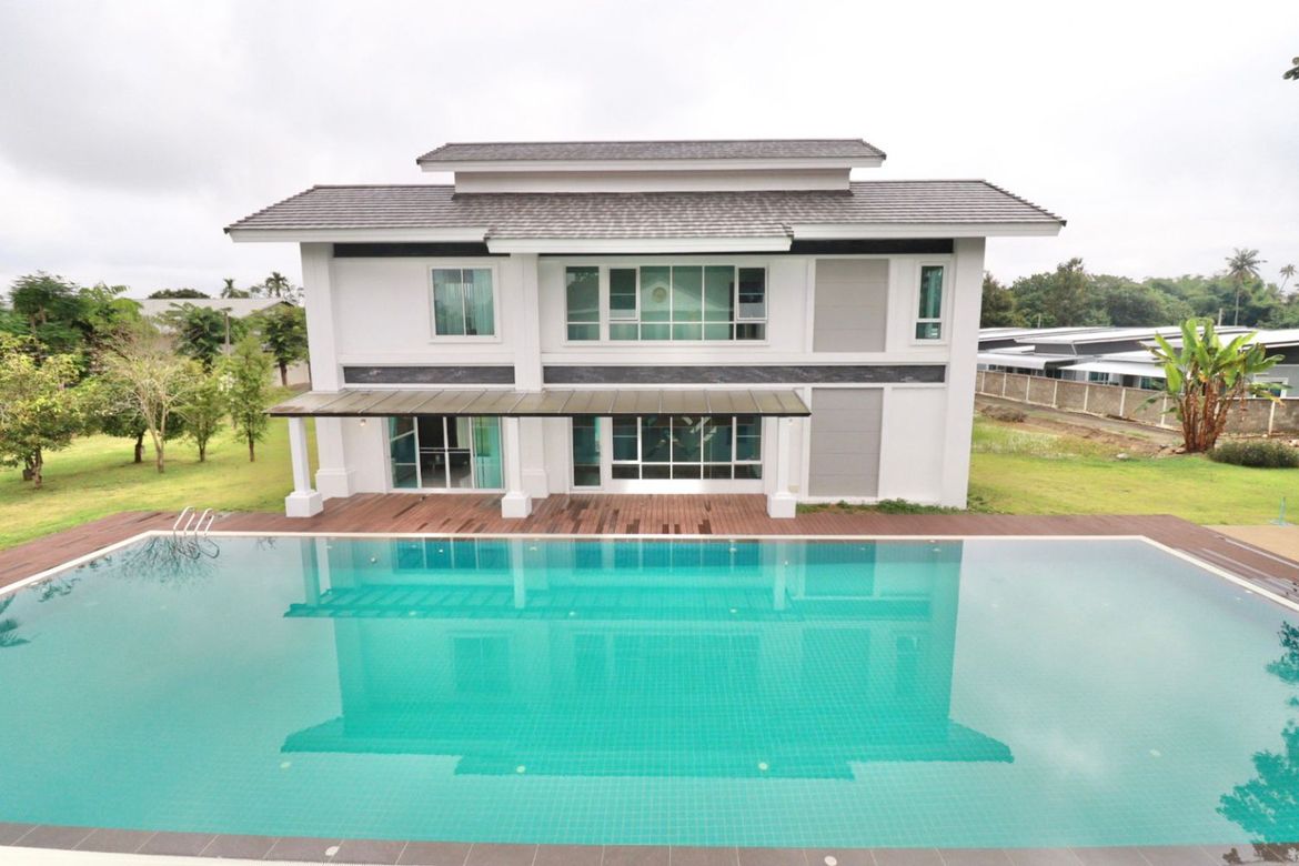 Big Luxury House With 6 Bedrooms and Over 4 Rai of Land in Dond Keow