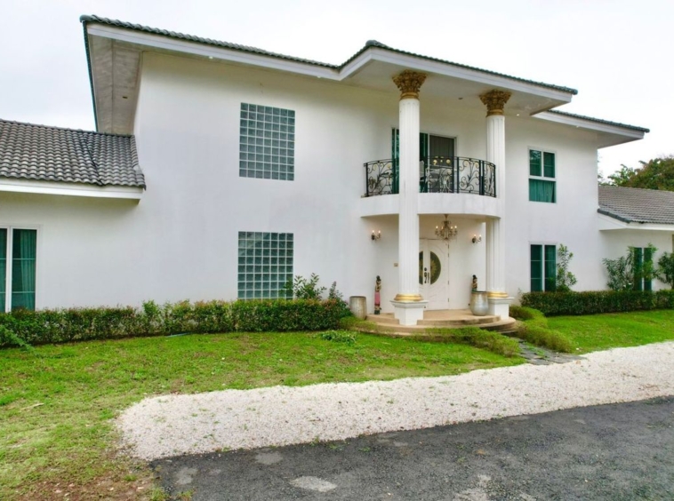 Big Luxury House With 6 Bedrooms and Over 4 Rai of Land in Dond Keow