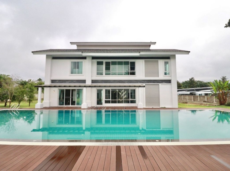 Big Luxury House With 6 Bedrooms and Over 4 Rai of Land in Dond Keow