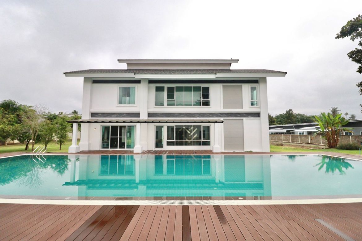 Big Luxury House With 6 Bedrooms and Over 4 Rai of Land in Dond Keow