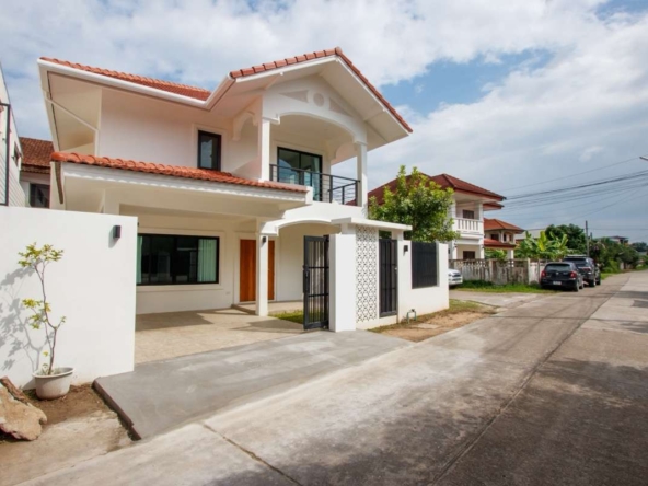 Modern 4-Bedroom House for Sale in Pa Daet