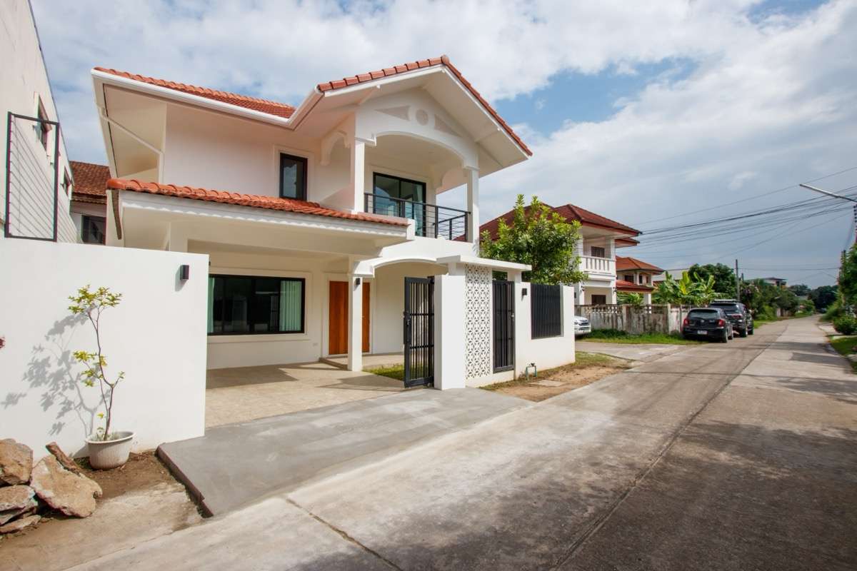 Modern 4-Bedroom House for Sale in Pa Daet