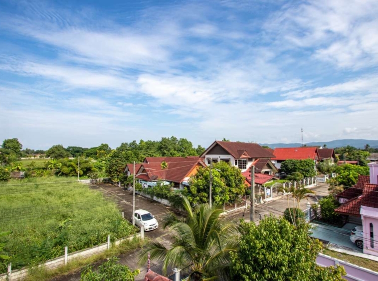 Spacious Older-Style Property in Nong Han