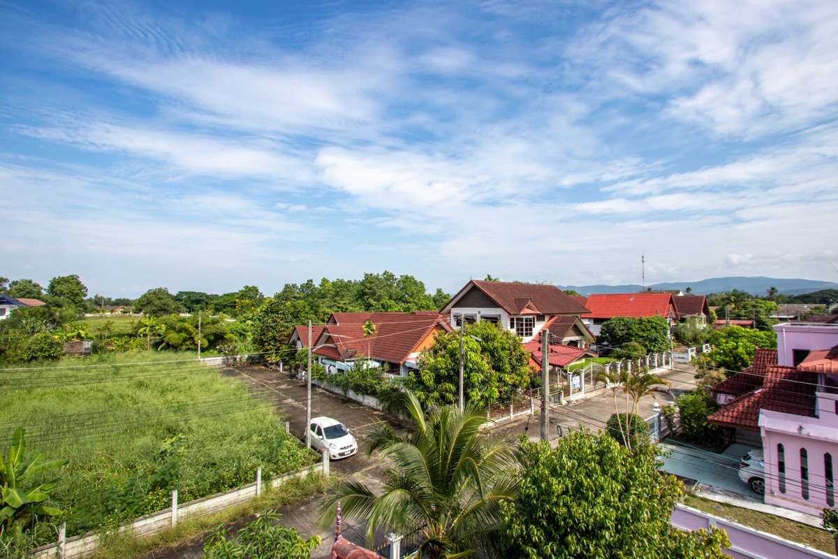 Spacious Older-Style Property in Nong Han