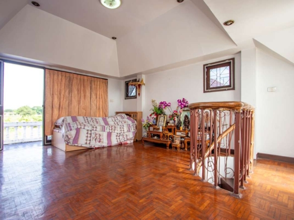 Spacious Older-Style Property in Nong Han