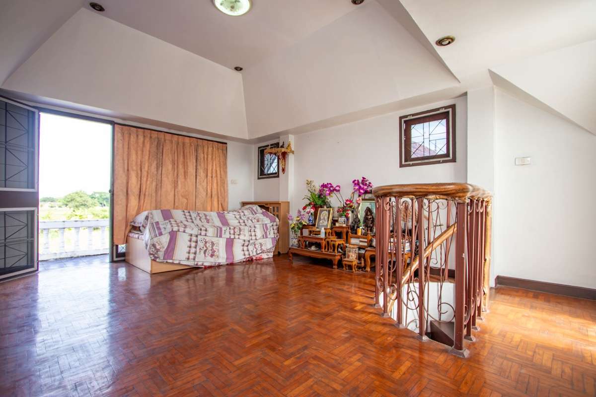 Spacious Older-Style Property in Nong Han