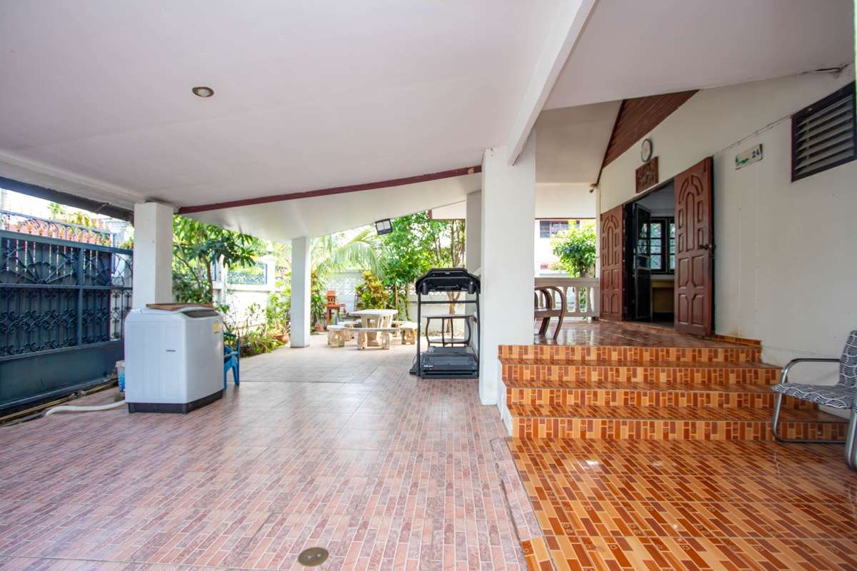 Spacious Older-Style Property in Nong Han