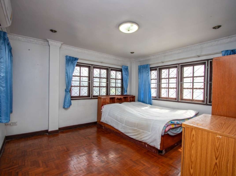 Spacious Older-Style Property in Nong Han