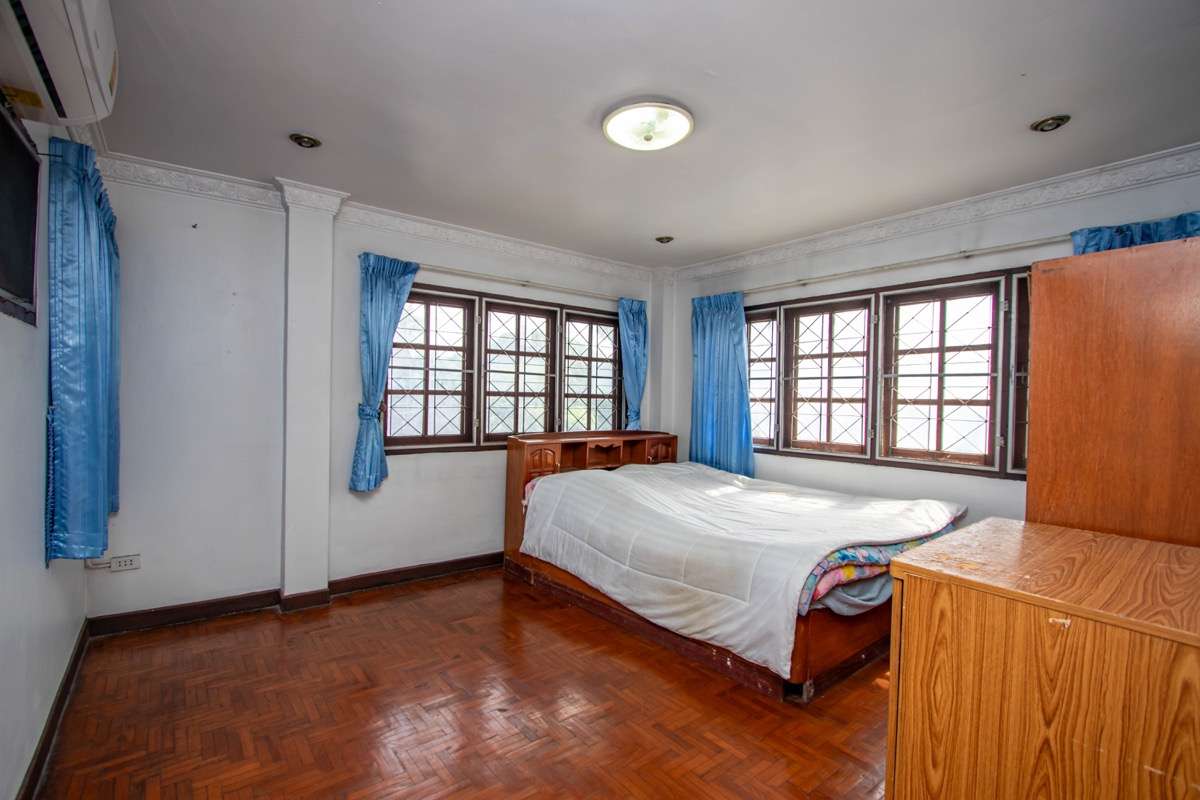 Spacious Older-Style Property in Nong Han