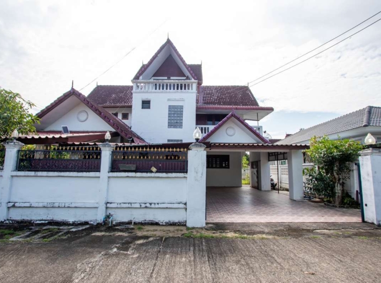 Spacious Older-Style Property in Nong Han