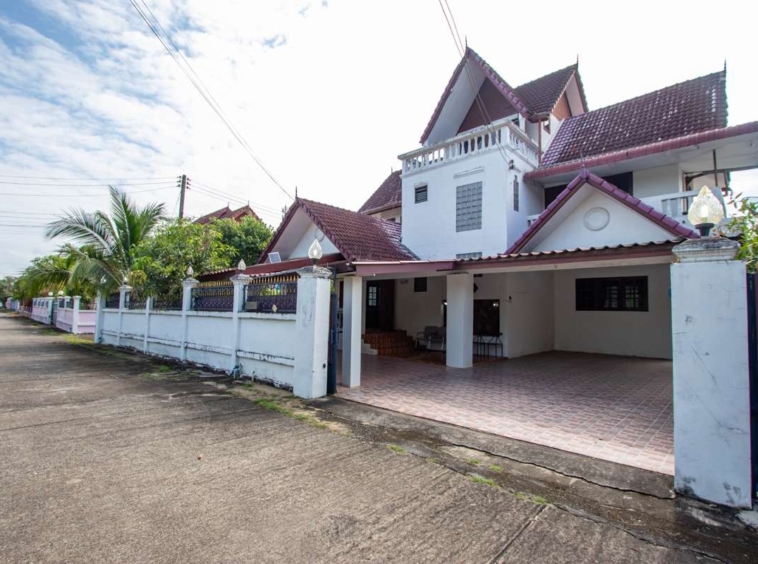 Spacious Older-Style Property in Nong Han