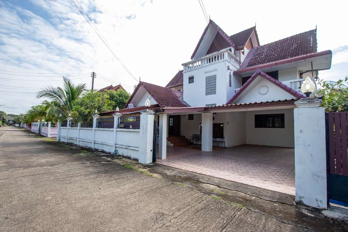 Spacious Older-Style Property in Nong Han