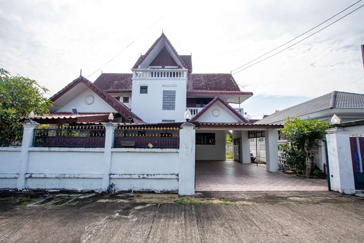 Spacious Older-Style Property in Nong Han