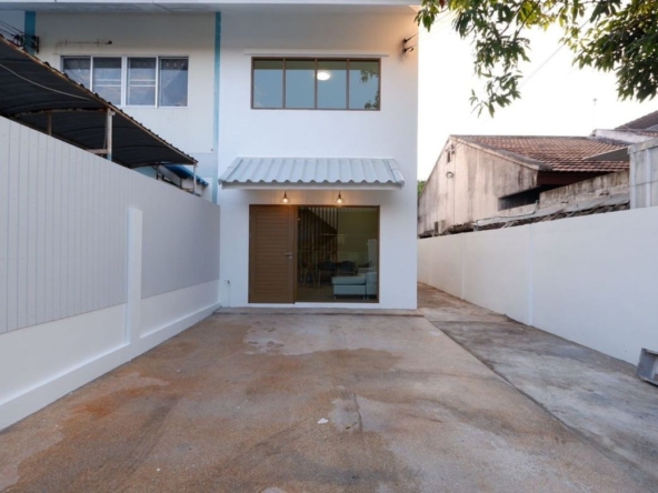 Townhouse behind the corner Minimal style