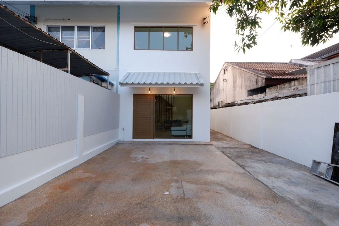 Townhouse behind the corner Minimal style