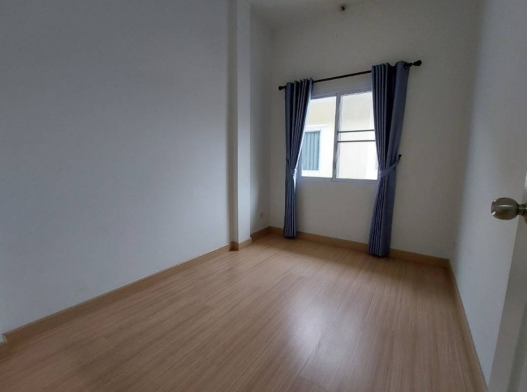 Townhome for sale in a quality project near 89 Plaza Nong Hoi Saraphi.-J-JOY1472