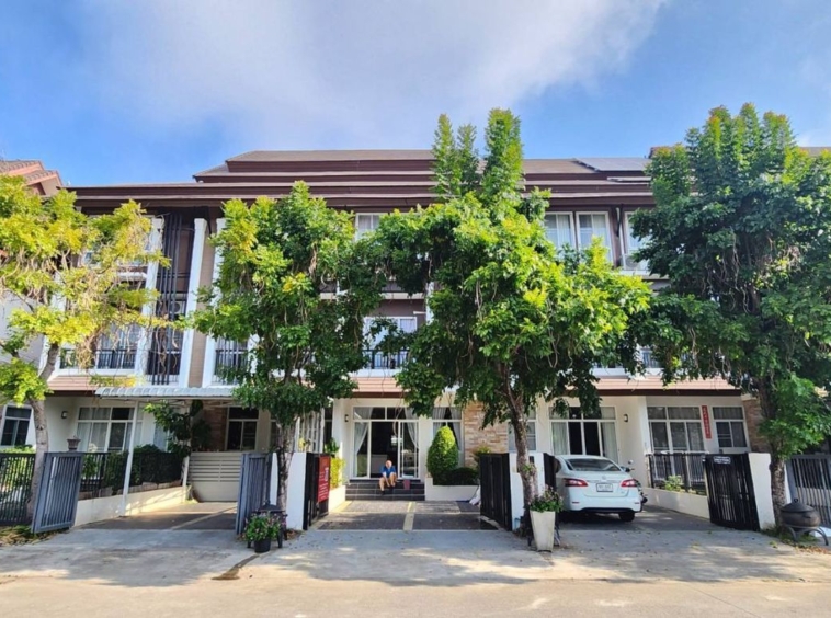 For rent/sale Townhome Kulphan View 9 Main road next to the club New house