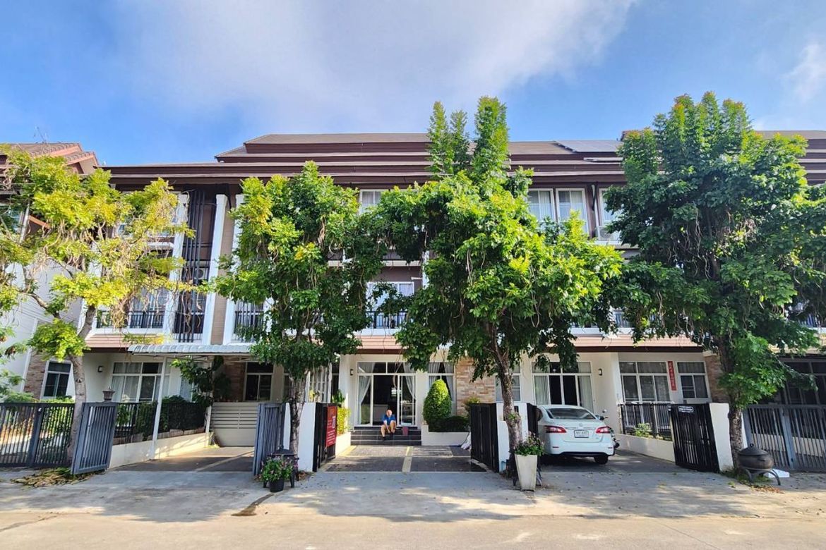 For rent/sale Townhome Kulphan View 9 Main road next to the club New house