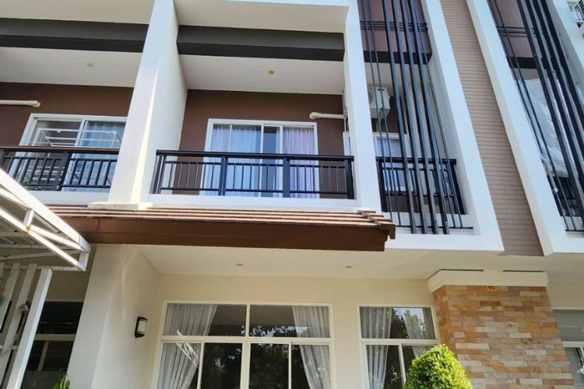 For rent/sale Townhome Kulphan View 9 Main road next to the club New house