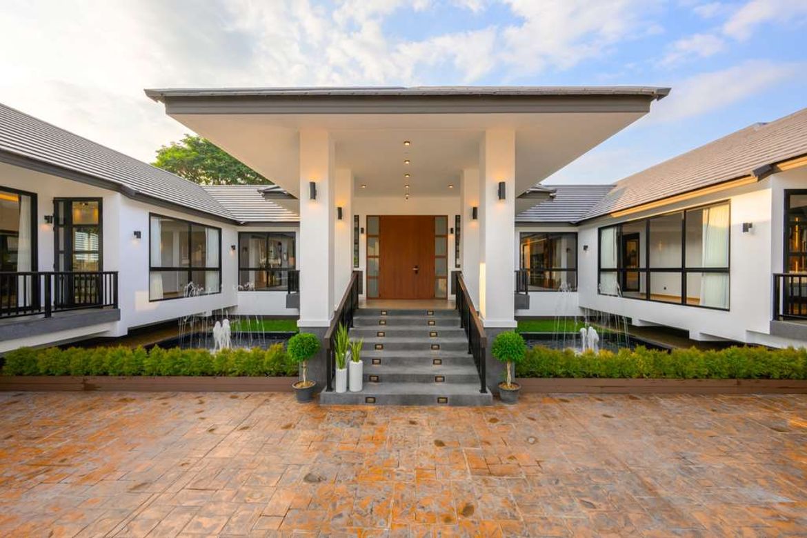 5 Bedrooms Luxury Classic Style Nestled in the vibrant heart of Chiang Mai-KMP-HSMC7064D