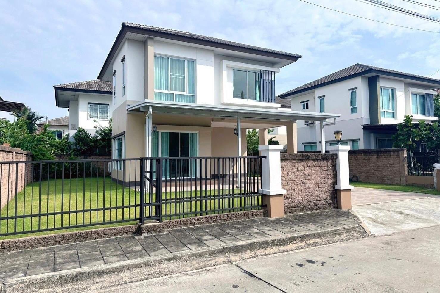 3 Bedroom in in Vararom Charoenmuang in the City