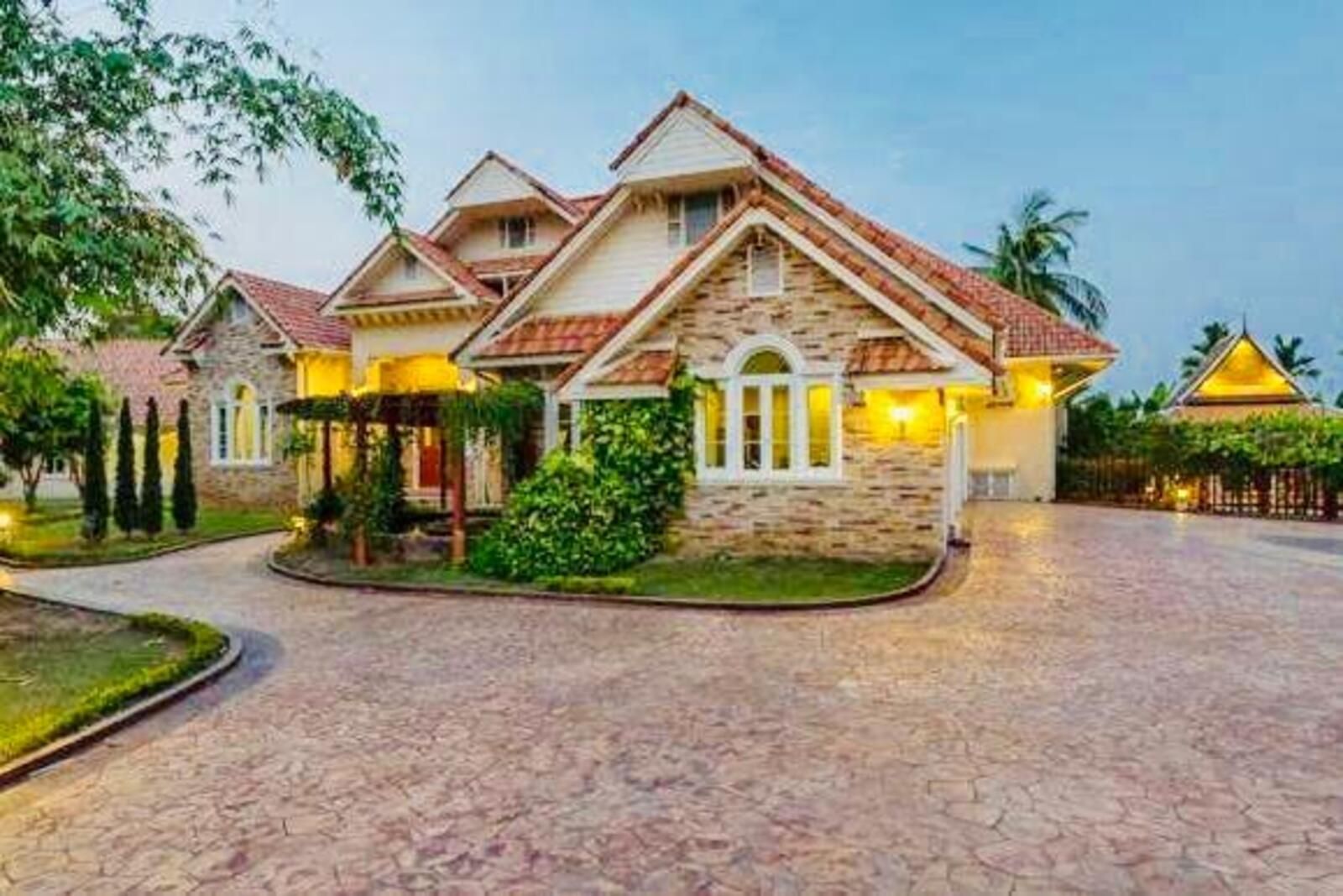 Luxurious Saraphi Family Estate with Guest House & Pool