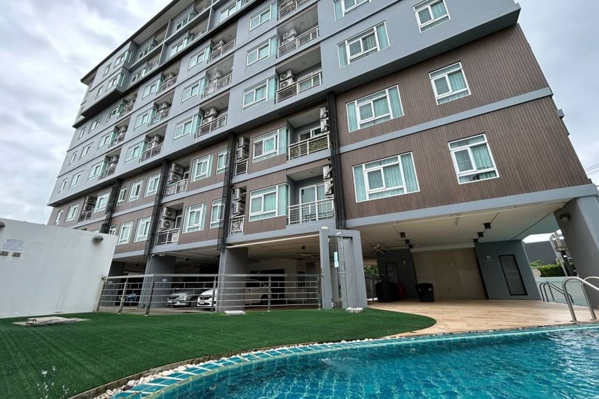 A spacious 1 bed unit for sale in Sanphisue, Muang Chiang Mai