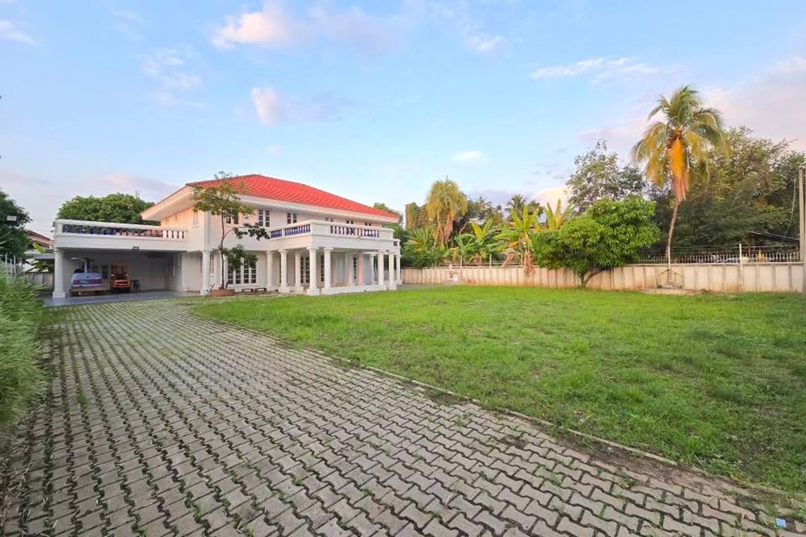 Beautiful house near the airport, spacious area