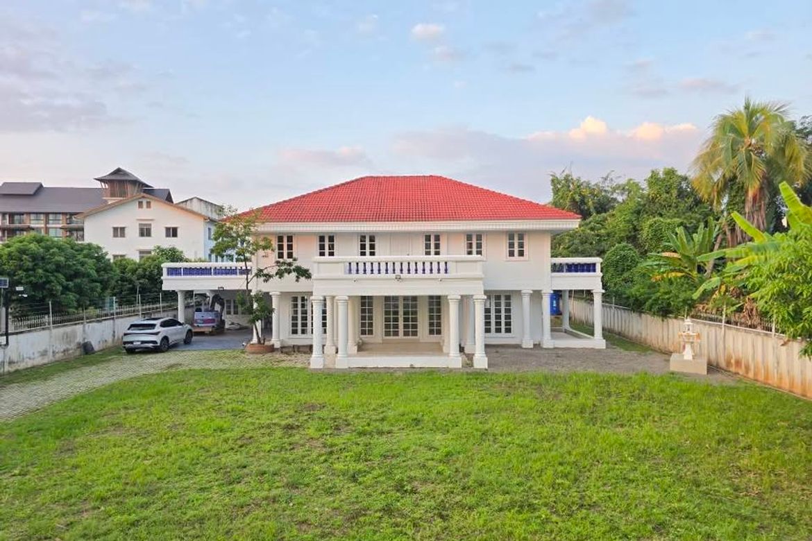 Beautiful house near the airport, spacious area