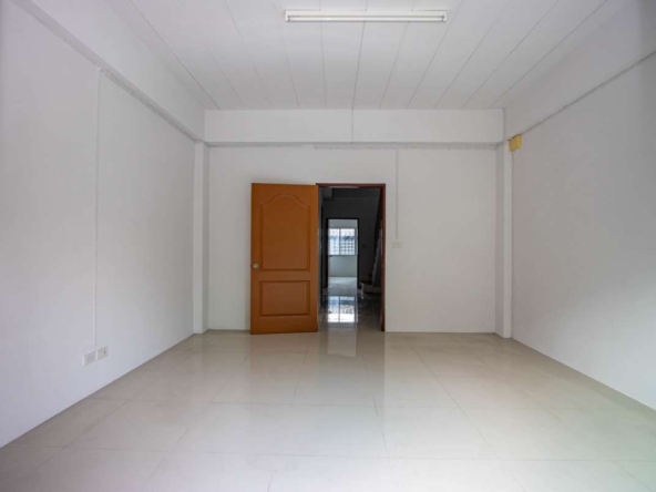 Versatile Three-Storey Townhouse/Home Business Unit in Santhitam-PH-CITY752