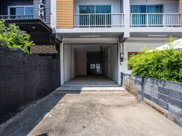 Versatile Three-Storey Townhouse/Home Business Unit in Santhitam-PH-CITY752