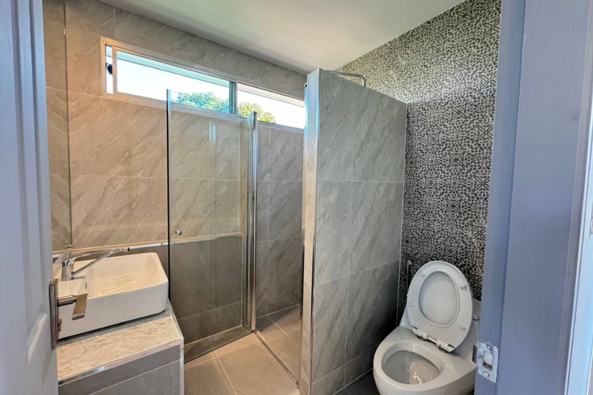 3 Bathrooms (ID: 682HS)-MR-682HS
