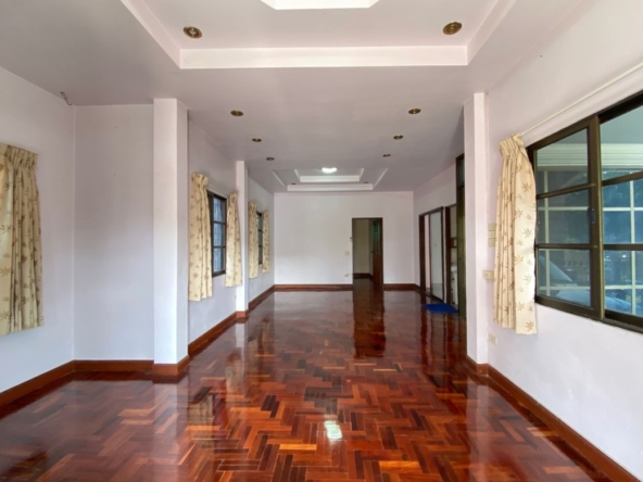 A family home 4 bed for sale in Muang Chiang Mai-P-PHS1055