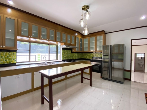 6 bed house for sale in Muang