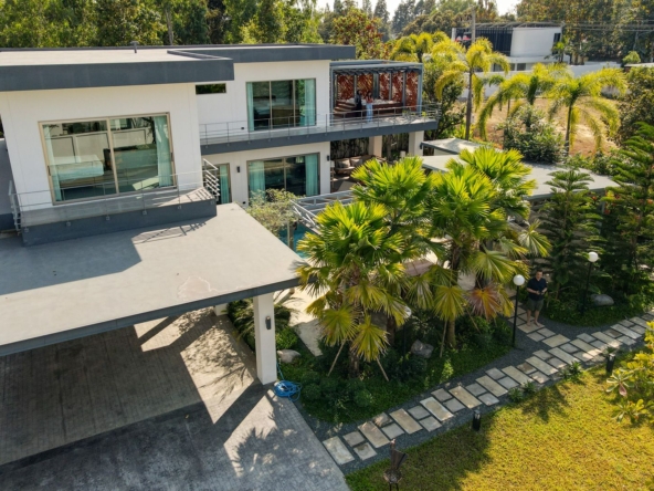 Stunning Outdoor Entertainment Area and Garden-TNP-D1196