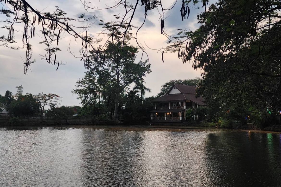 A large fishing park with restaurant for sale in Saraphi