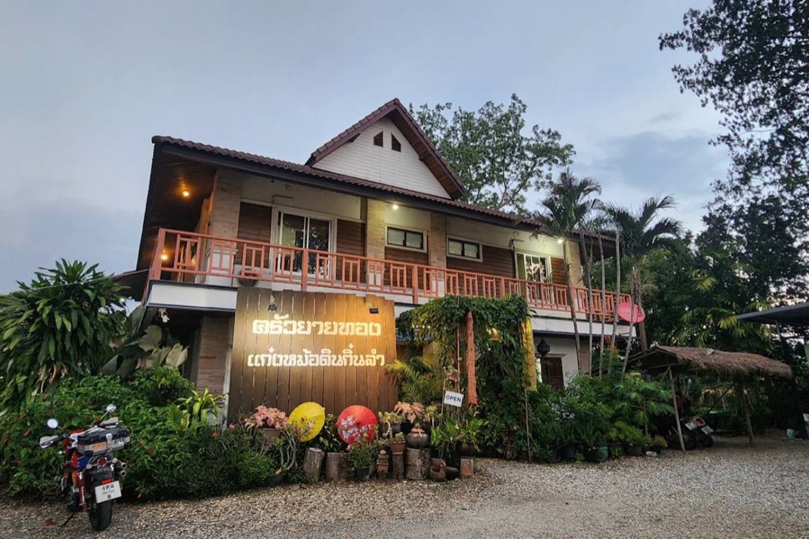 A large fishing park with restaurant for sale in Saraphi