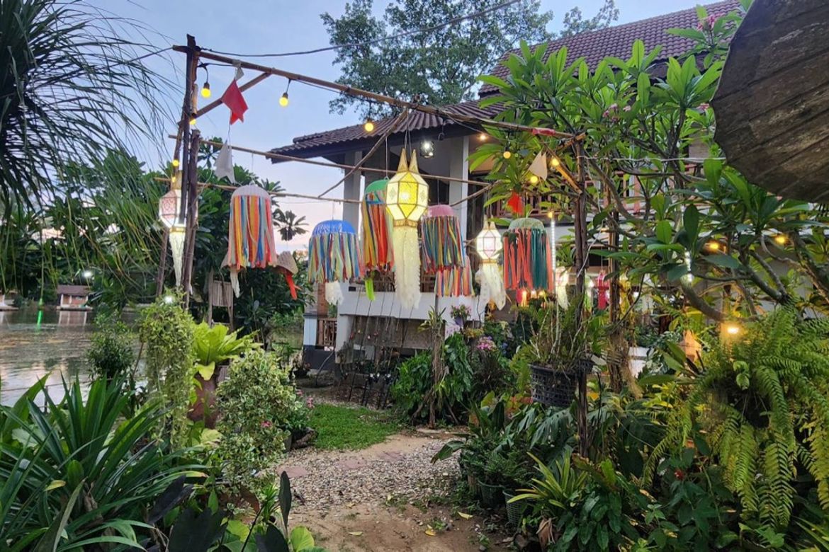 A large fishing park with restaurant for sale in Saraphi