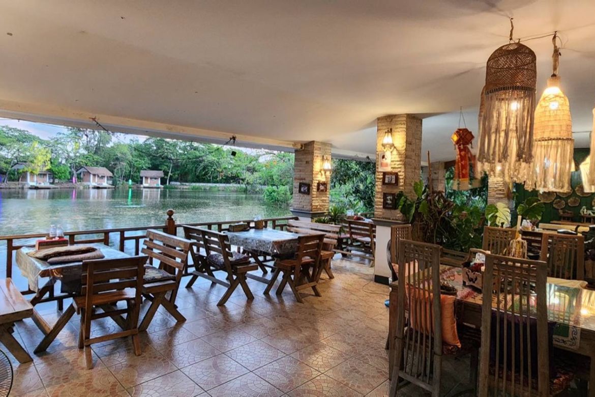A large fishing park with restaurant for sale in Saraphi