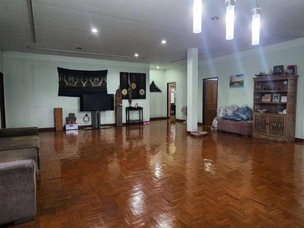 A large fishing park with restaurant for sale in Saraphi