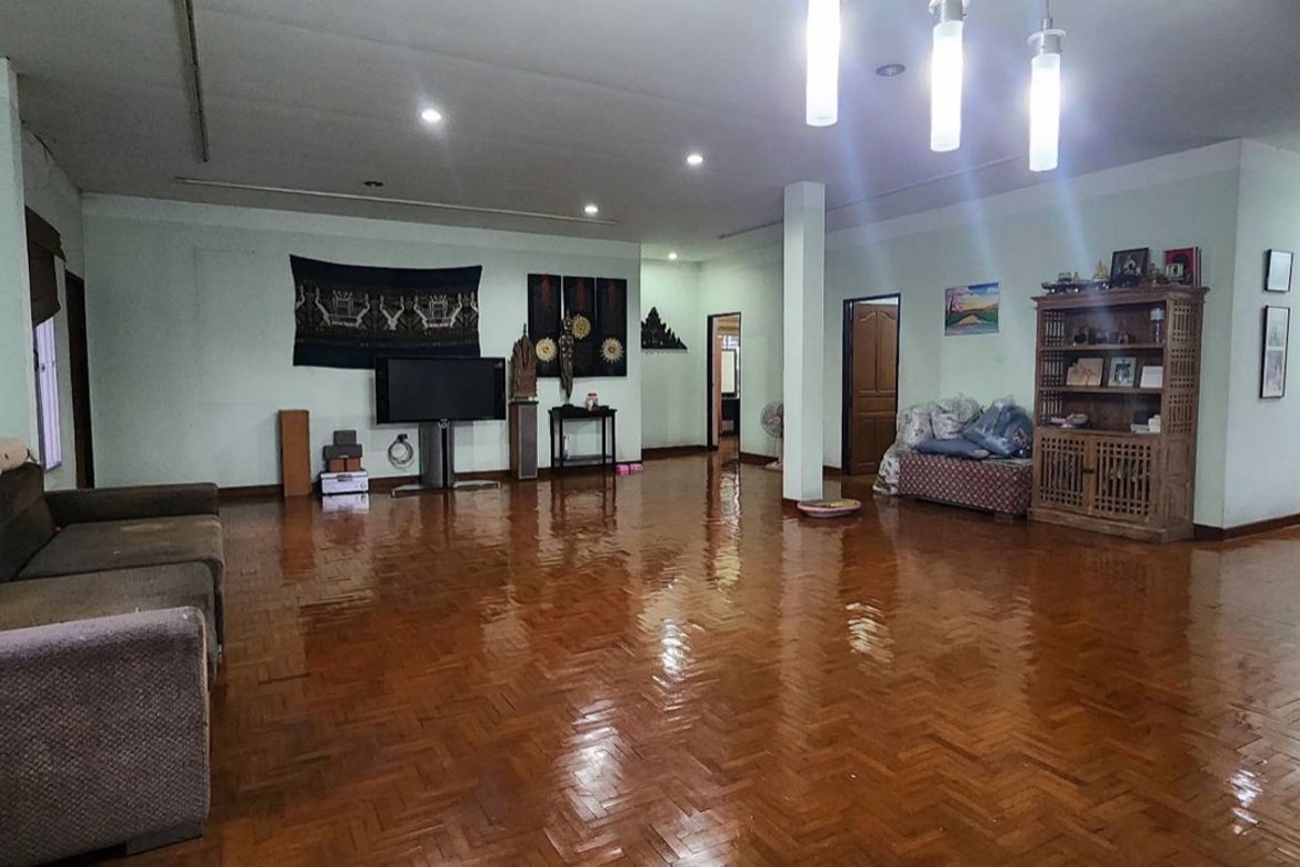 A large fishing park with restaurant for sale in Saraphi
