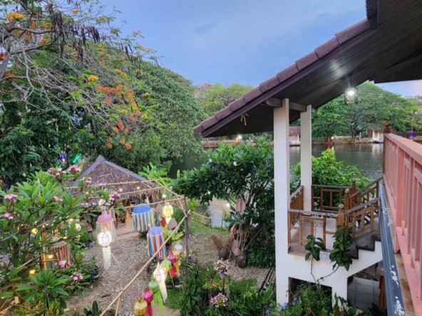 A large fishing park with restaurant for sale in Saraphi