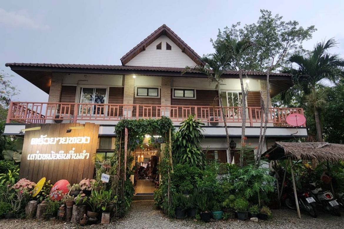 A large fishing park with restaurant for sale in Saraphi