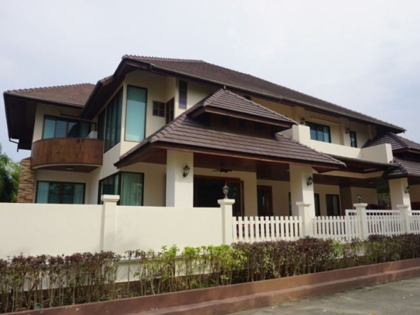 5 bed family home with private pool for rent in Hang Dong area