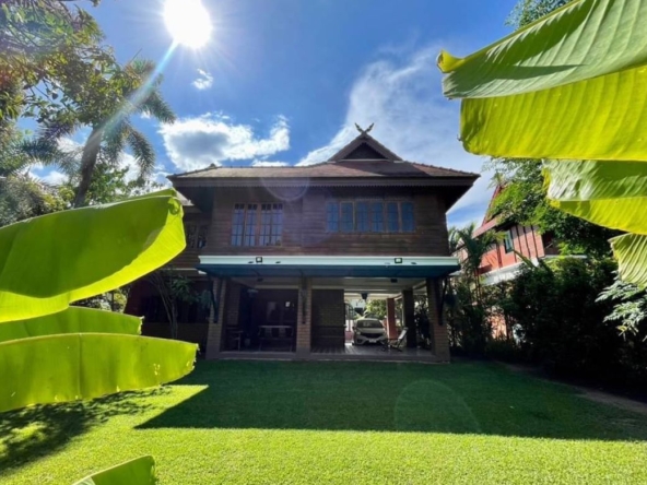 Applied Thai style house for sale. Built with golden teak behind the house next to the lake In a quality project