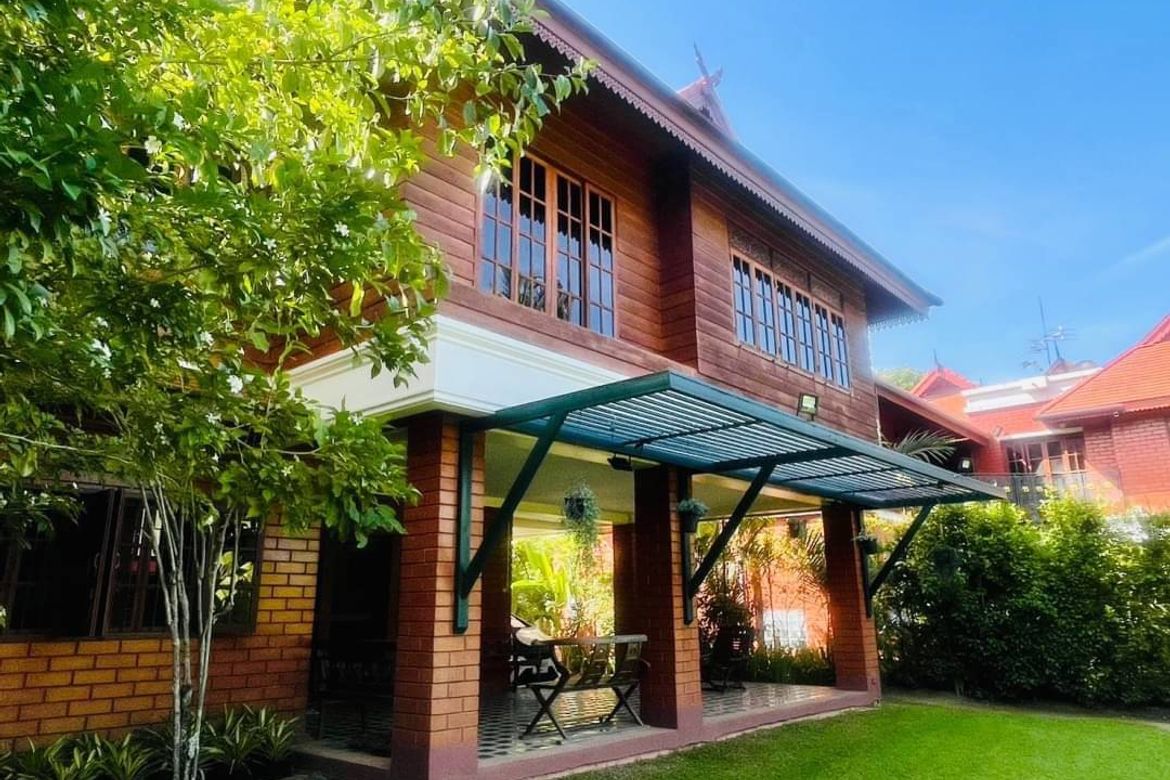 Applied Thai style house for sale. Built with golden teak behind the house next to the lake In a quality project