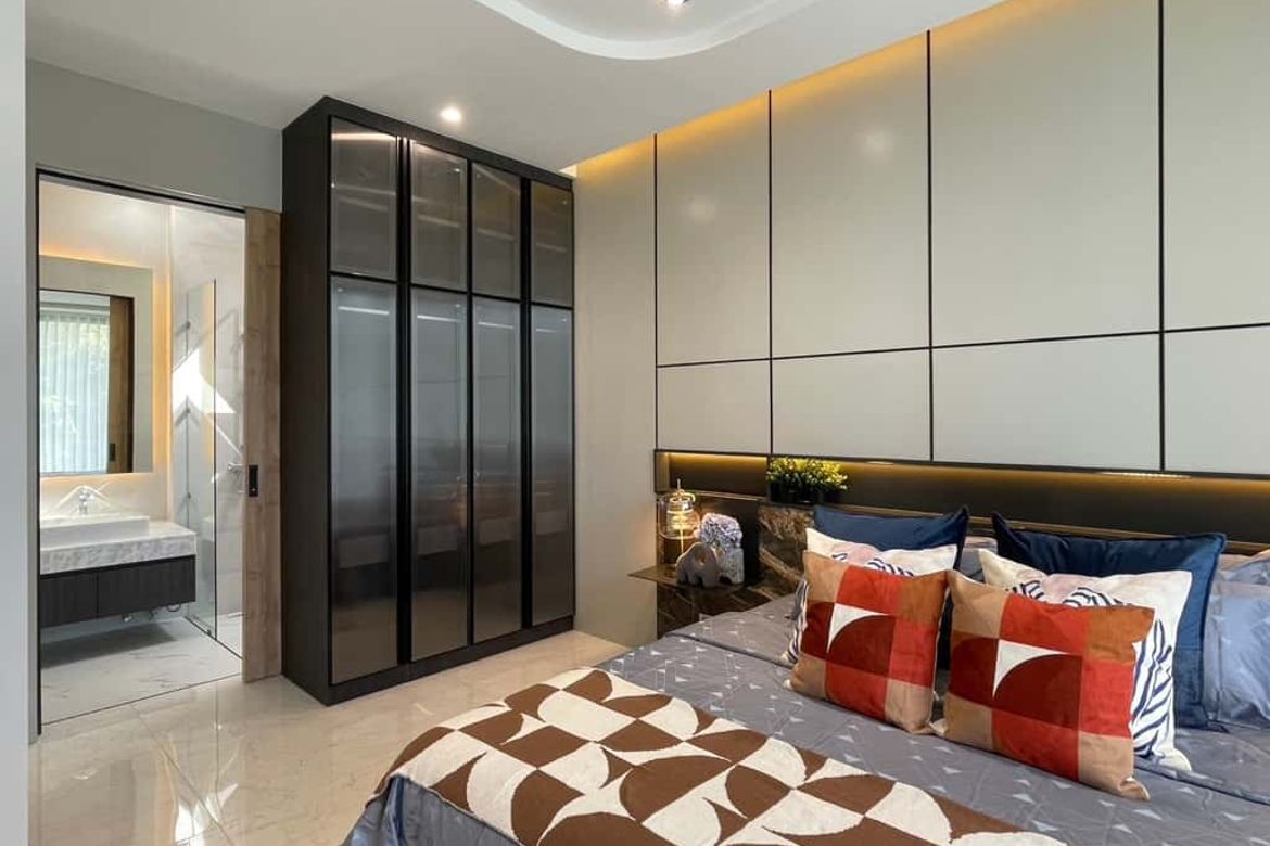 This Exceptional Two-Story Detached House. Located in a peaceful neighborhood
