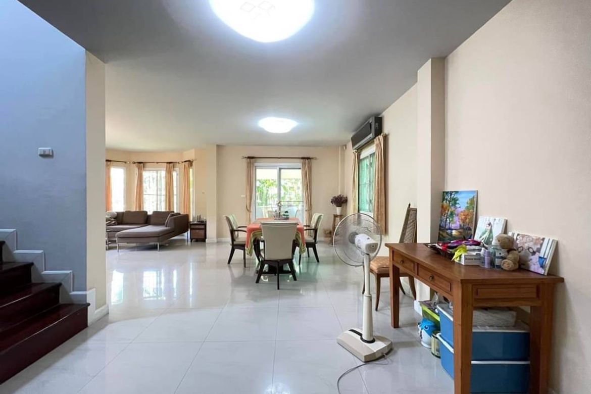 House for sale in the Home in Park project . Located within a very popular community in Nong Khwai Sub- District